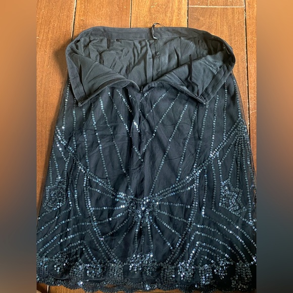 Silk and sequin embroidered layered flapper-style midi skirt - Picture 4 of 16